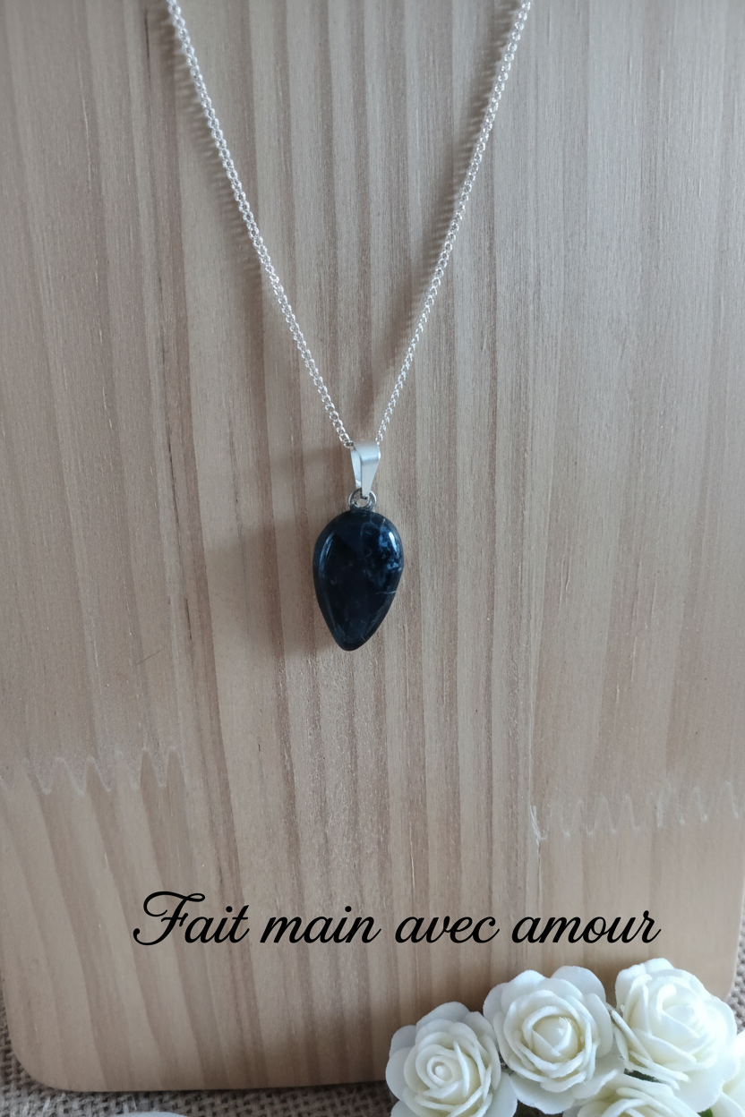 Collier noir avec roses