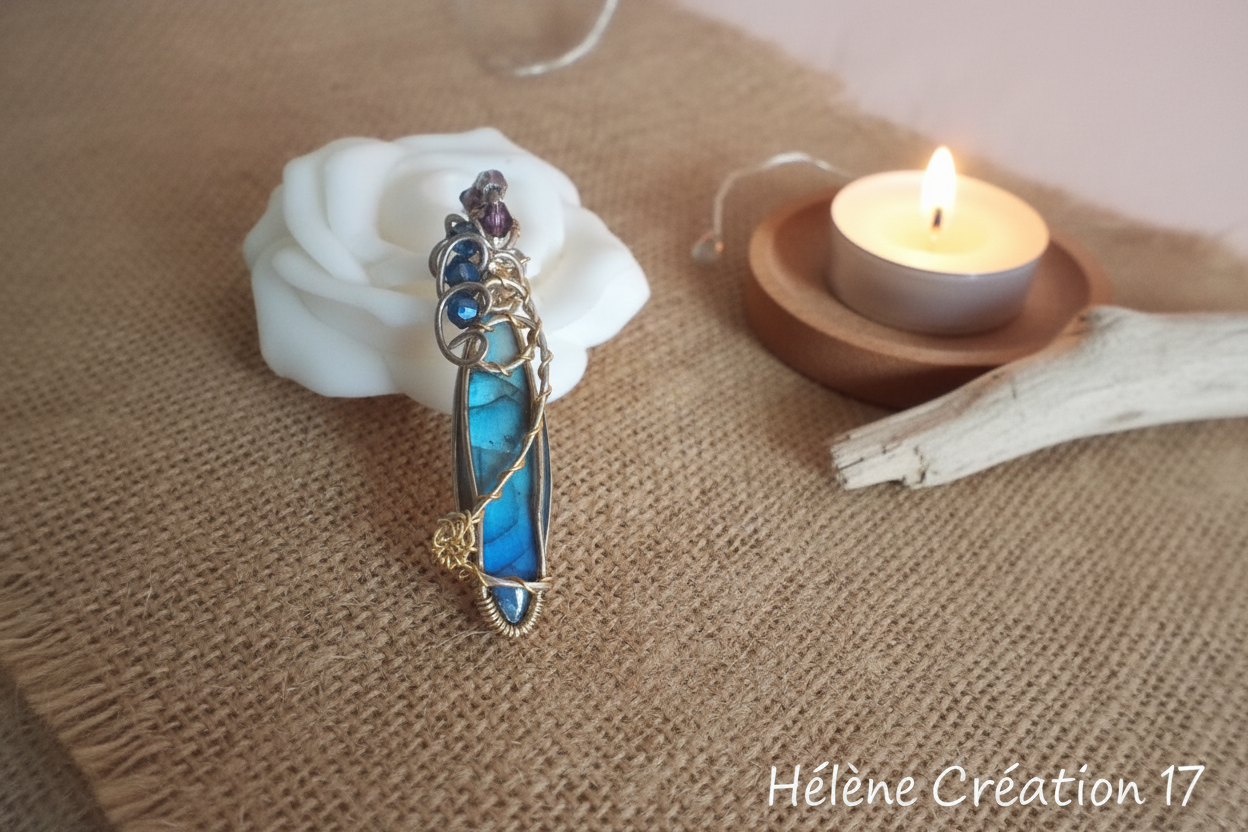 Pendentif Labradorite Bleue Wire Wrapped Cristal