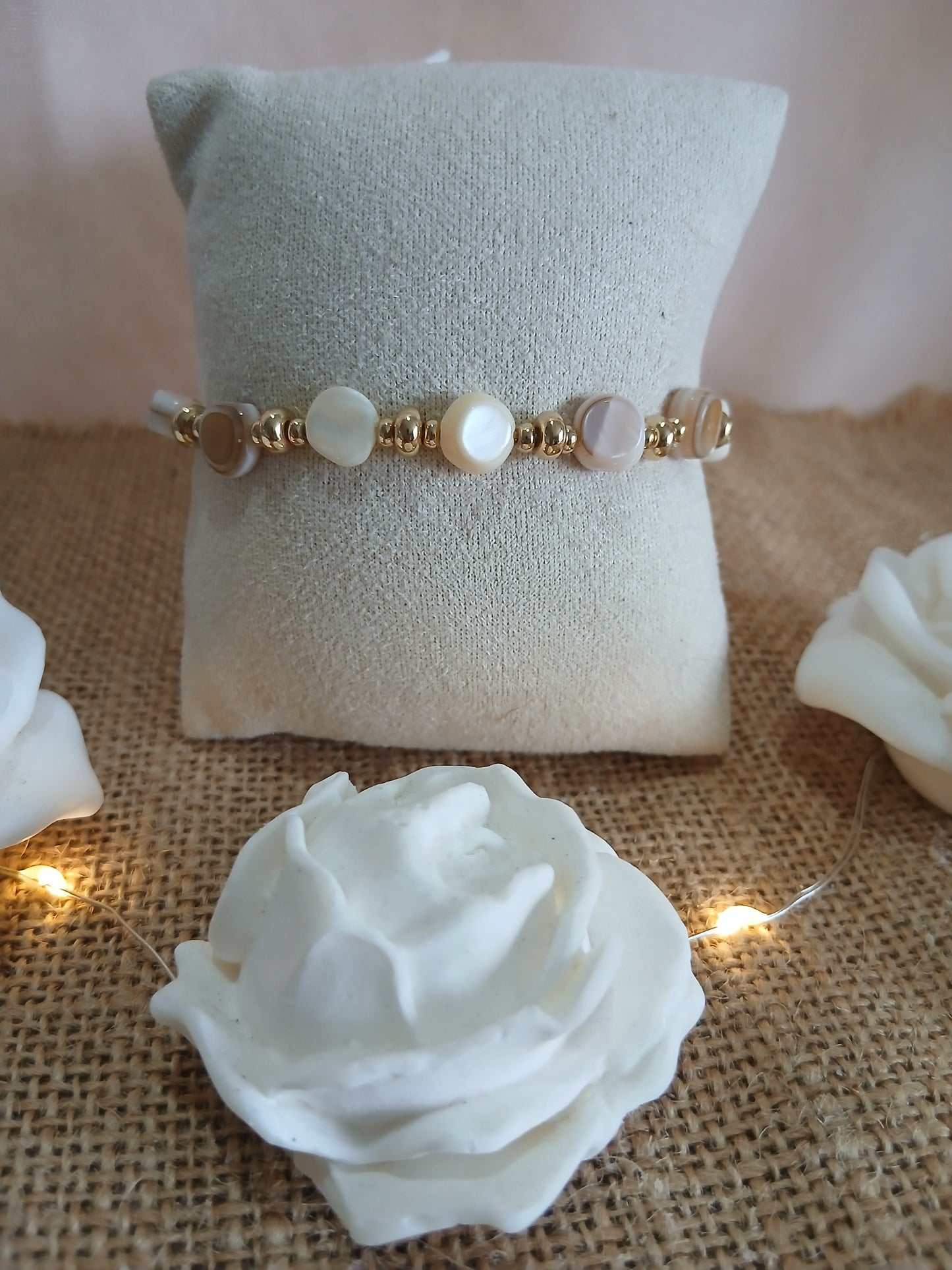 Bracelet Perles de Nacre et Détails Dorés sur Élastique